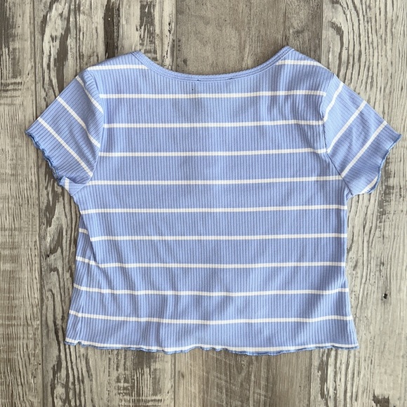 Dillard’s Blue & white stripe cropped, 3 buttons & ties in front, EUC Large - Picture 3 of 3